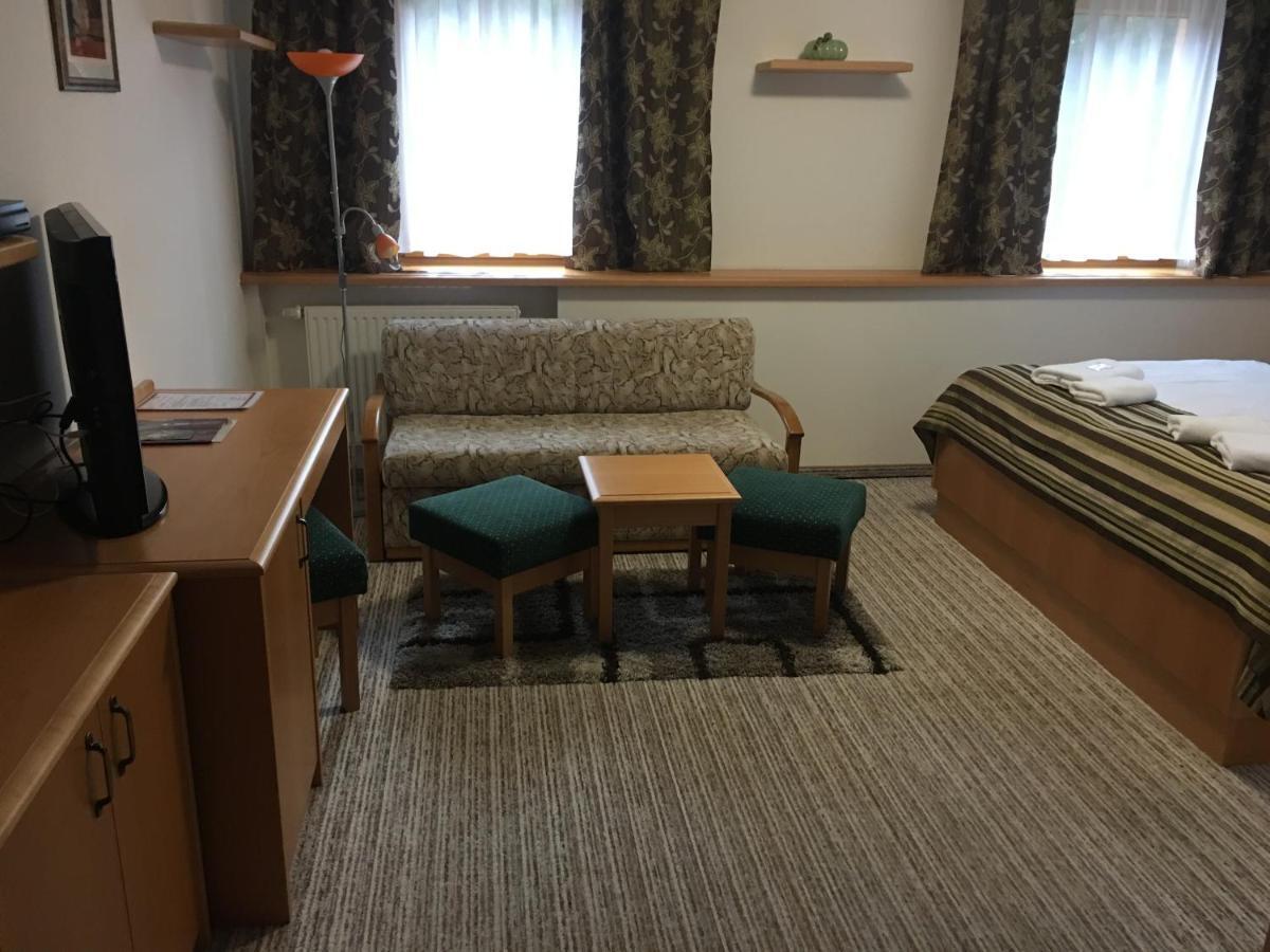 Forrest Hotel Chomutov Dış mekan fotoğraf